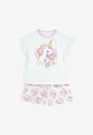 Conjunto de pijama infantil con camiseta blanca de manga corta que presenta un unicornio en tonos pastel y pantalones cortos a juego con un patrón repetido de unicornios.