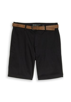 Czarne szorty do kolan z przednimi kieszeniami, w połączeniu z brązowym skórzanym paskiem ze srebrną klamrą, na białym tle.