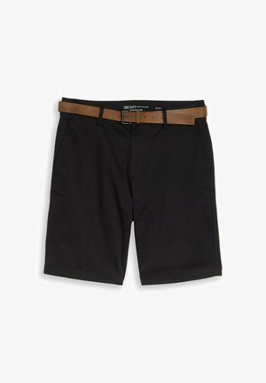 Zwarte knielange shorts met voorzakken, gecombineerd met een bruine leren riem met een zilveren gesp, op een witte achtergrond.