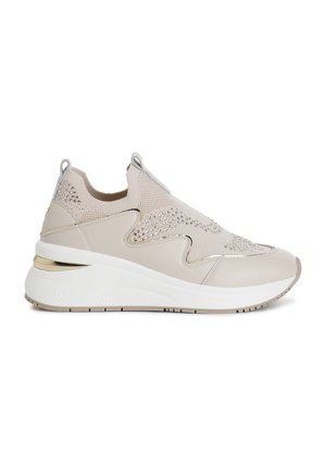 Scarpa sportiva beige con una parte superiore in mesh testurizzato, adornata con piccole borchie, e una suola intermedia bianca spessa con un accento dorato.