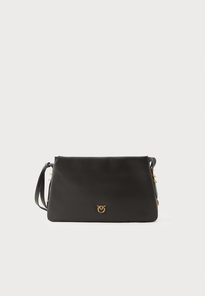 Borsa a spalla in pelle nera con dettaglio del logo dorato. Presenta una texture liscia, una tracolla regolabile e un design rettangolare minimalista.