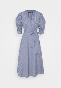 Blå och vit rutigt omslagstyg i bomull. Har puffärm, en figurnära midja med ett knytbälte och en utställd kjol.