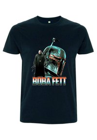 Námořnická modrá bavlněná tričko s grafikou helmy Boba Fetta a postavy, s nápisem "BOBA FETT" v tučném oranžovém a modrém akcentu.