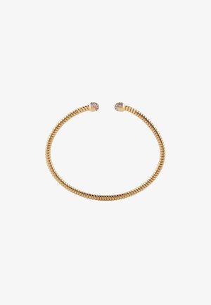 Gouden armband met een flexibele ontwerp, met een gestructureerd, gewikkeld patroon en twee versierde uiteinden met heldere accenten.