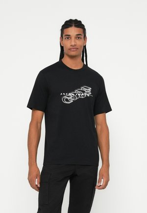 Zwarte t-shirt met een grafisch ontwerp met de tekst "JACK & JONES" in het wit. Korte mouwen en een ronde halslijn, gemaakt van zachte stof.