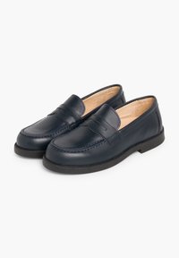 Tumed sinine nahast loafers, millel on õmmeldud disain, sile tekstuur ja ümar varvas. Omab libisevat stiili ja kummist tallat.