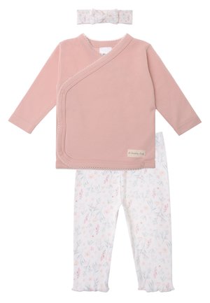 Das Baby-Outfit-Set umfasst ein pinkfarbenes Langarm-Wickeloberteil, weiße Hosen mit floralen Mustern und ein passendes Kopfband mit einer Schleifendetail.