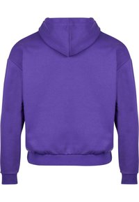 Paarse pullover hoodie gemaakt van zachte stof, met een capuchon met trekkoord, ribgebreide manchetten en een relaxed fit. Geen zichtbare patronen of accenten.