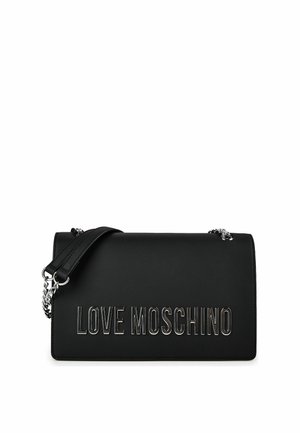 Bolso de hombro rectangular negro con correa de cadena plateada y "LOVE MOSCHINO" en letras plateadas en relieve en la solapa frontal.
