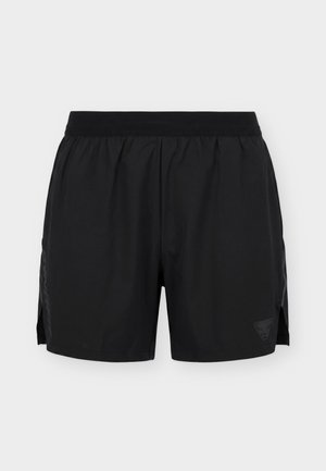 Sorte atletikshorts med elastisk talje, sideslidser og subtilt logo på venstre ben, vist mod en hvid baggrund.