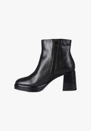Zwarte leren enkellaarzen met een gladde textuur, ritssluiting aan de zijkant, ronde neus en een chunky, geribbelde hoge hak.