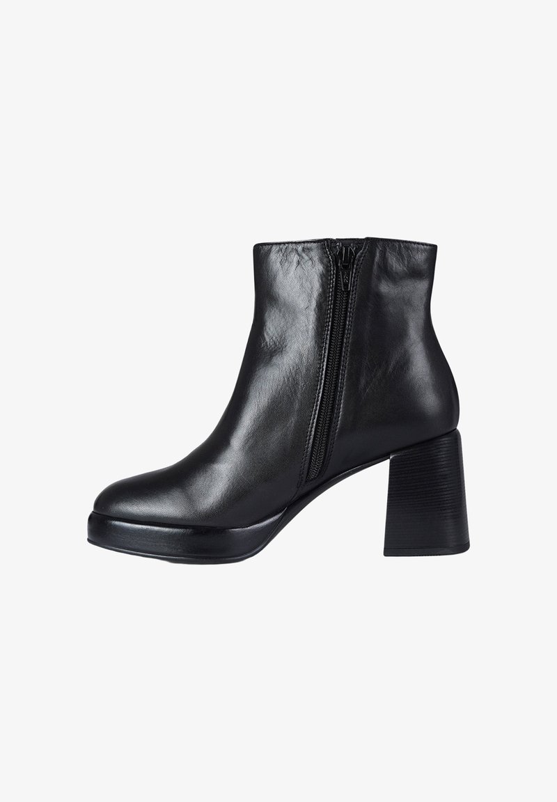 Zwarte leren enkellaarzen met een gladde textuur, ritssluiting aan de zijkant, ronde neus en een chunky, geribbelde hoge hak.