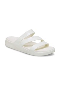 Witte slipper sandalen met drie brede, glanzende banden over een gevormde zool. Gladde textuur, afgeronde vorm en minimalistisch ontwerp.
