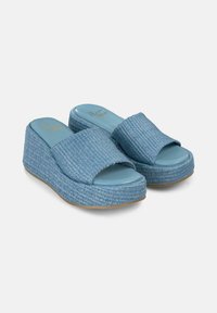 Sandali a piattaforma blu con tomaia in tessuto intrecciato e soletta blu liscia. Presentano una larga fascia e una suola in gomma per una maggiore aderenza.