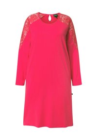 Vestido largo de manga larga en color rosa con detalles de encaje en los hombros y un escote en forma de lágrima en la parte trasera. Tejido suave y corte relajado. Cuello redondo.