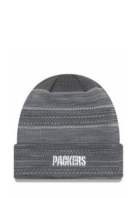 Graue gestrickte Mütze mit gestreiftem Muster und umgeschlagenem Bund. Auf der Vorderseite prangt das Wort "PACKERS" in Weiß gestickt. Leichtes Material.
