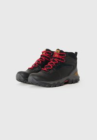 Bottes de randonnée noires avec des lacets rouges, semelle en caoutchouc texturé et accents beiges. Design mi-haut pour le soutien de la cheville, avec un capuchon renforcé à l'avant.
