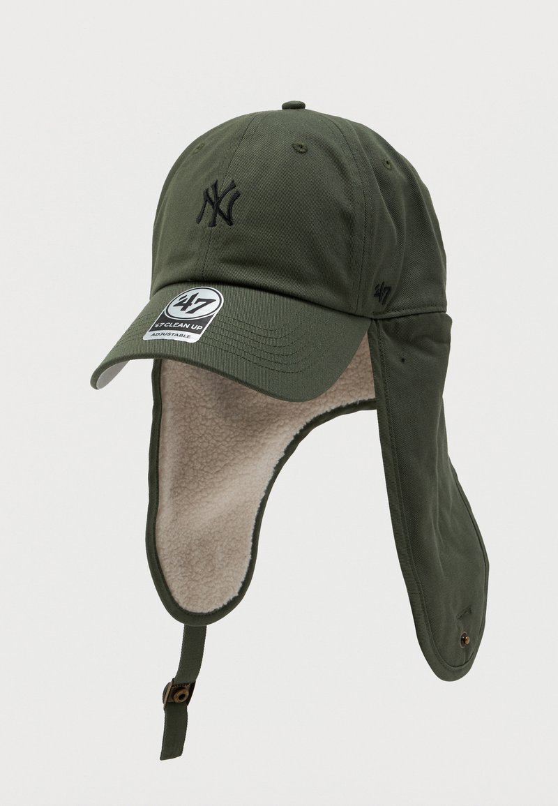Olivno zeleni klobuk z logotipom NY, z nastavljivim trakom in ušesnimi oblogo iz belega flisa. Ima ukrivljen rob in teksturo tkanine.