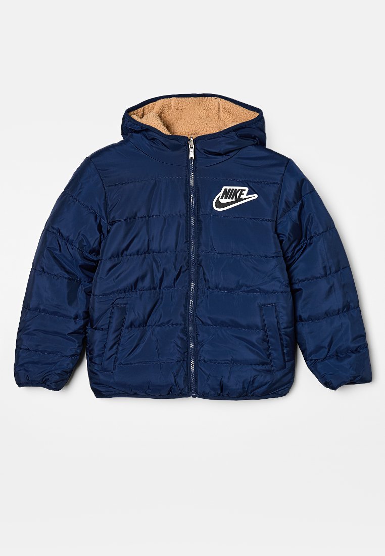 Doudoune bleu marine avec capuche, fermeture éclair et doublure en polaire douce. Présente le logo Nike sur la poitrine et des poches latérales.