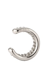 Sterling silverring med en slät, polerad yta och vridet repdetalj längs den inre kanten. Märkt "925" för silverinnehåll.