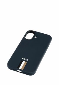 Custodia per telefono in silicone blu scuro con bordi arrotondati, ritagli per fotocamera e pulsanti, con una striscia bianca e marrone e il logo "BOSS".
