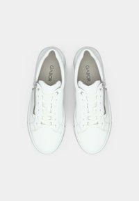 Λευκά δερμάτινα αθλητικά παπούτσια με αντίθετες κορδόνια και πλαϊνό φερμουάρ. Στρογγυλεμένη μύτη και επενδεδυμένη σόλα για άνεση. Λογότυπο Gabor στην εσωτερική σόλα.