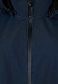 Chaqueta azul marino con cuello alto, cremallera frontal y herrajes ajustables. Textura de tela suave con un diseño de costura sellada.
