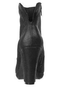 Bottine en cuir noir avec un talon haut, fermeture éclaire et finition texturée. Dotée d'un bout rond et d'un détail de couture à l'arrière.