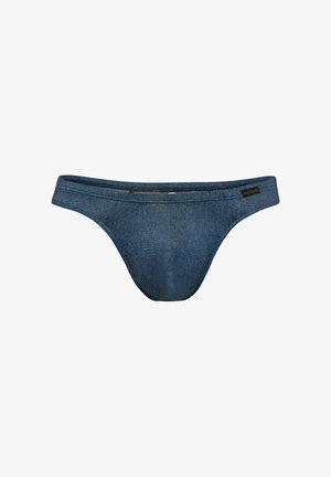 Blaue Herren-Bikini-Slips mit Jeansstruktur und einem kleinen schwarzen Stoffetikett auf der rechten Seite des Bunds.