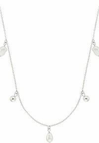 Collana d'argento con una delicata catena, caratterizzata da tre perle bianche e due perline d'argento, alternate lungo la lunghezza.