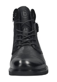 Botín negro de cuero hasta el tobillo con punta redondeada, upper texturizado, cordones en contraste, cremallera lateral y suela de goma resistente.