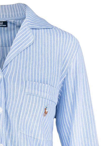 Camisa de botones con rayas azul claro y cuello, con un pequeño logo bordado en el bolsillo. Confeccionada con una tela texturizada.