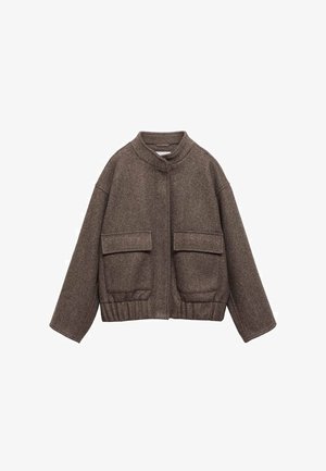 Smeđi vuneni sako s uspravnim ovratnikom, dva prednja džepa i elastičnom pasicom. Ima opušteni kroj i teksturirani materijal.