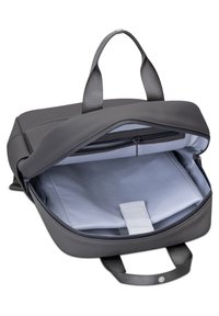 Szürke hátizsák sima felülettel, cipzáras rekesszel és textil fogantyúkkal. A belső rész puha béléssel és tárolószíjjal rendelkezik.