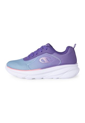 Lila und hellblauer Sportschuh mit weißer dicker Sohle und Zuglasche an der Ferse, seitlichem Logo und Schnürverschluss auf weißem Hintergrund.