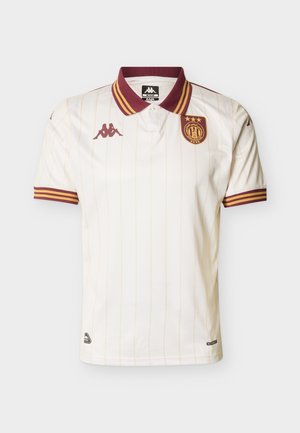 Λευκό κοντομάνικο πόλο με λεπτές κίτρινες ρίγες, μαρό μπλε γιακά και μανσέτες με κίτρινες ρίγες και μαρό και κίτρινο κεντημένο σήμα ομάδας.