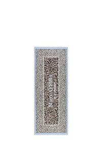 Wielokolorowy, wzorzysty szalik z centralnym wzorem w odcieniach brązu i kremu, obramowany jasnoniebieską lamówką. Zawiera tekst.