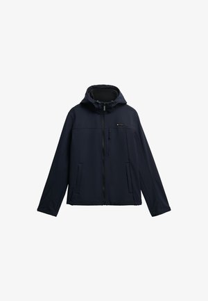 Giacca softshell blu navy con zip frontale, cappuccio regolabile e due tasche laterali. Presenta una texture liscia e un branding minimalista.