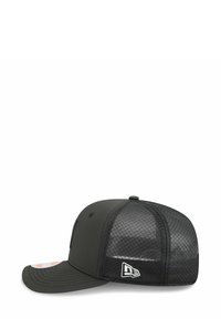 Schwarze Kappe mit einer soliden Vorderseite und einem Netzrückenteil, ausgestattet mit einem gebogenen Schirm und einem kleinen weißen Logo an der Seite.