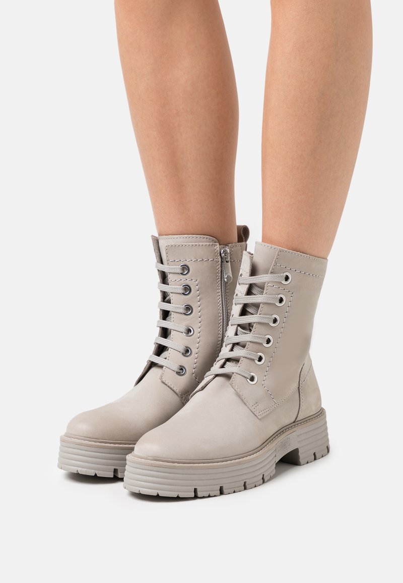 Graue Leder-Stiefeletten mit Schnürsenkeln und seitlichem Reißverschluss. Verfügt über eine robuste Gummisohle und gestickte Akzente. Glatte Textur.
