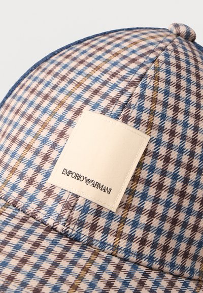 Casquette de baseball avec un motif à carreaux bleu, marron et beige, comportant un patch carré beige avec le logo Emporio Armani sur le panneau avant.