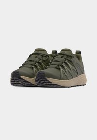 Ζευγάρι πράσινα και μπεζ παπούτσια πεζοπορίας με υφασμένες μαύρες σόλες και κορδόνια, γωνιακά τοποθετημένα για να εμφανίζονται λεπτομέρειες από εμπρός και πλάγια.