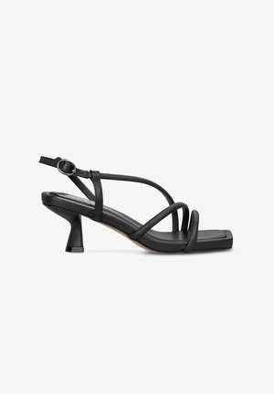 Sandalias de tacón de cuero negro con punta cuadrada, delicado diseño de tiras y un tacón stilettto suavemente curvado. Cierre de hebilla en el tobillo.