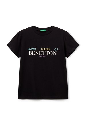 Camiseta de algodón negra de manga corta, que presenta el texto "UNITED COLORS OF BENETTON desde 1965" en varios colores en la parte frontal.