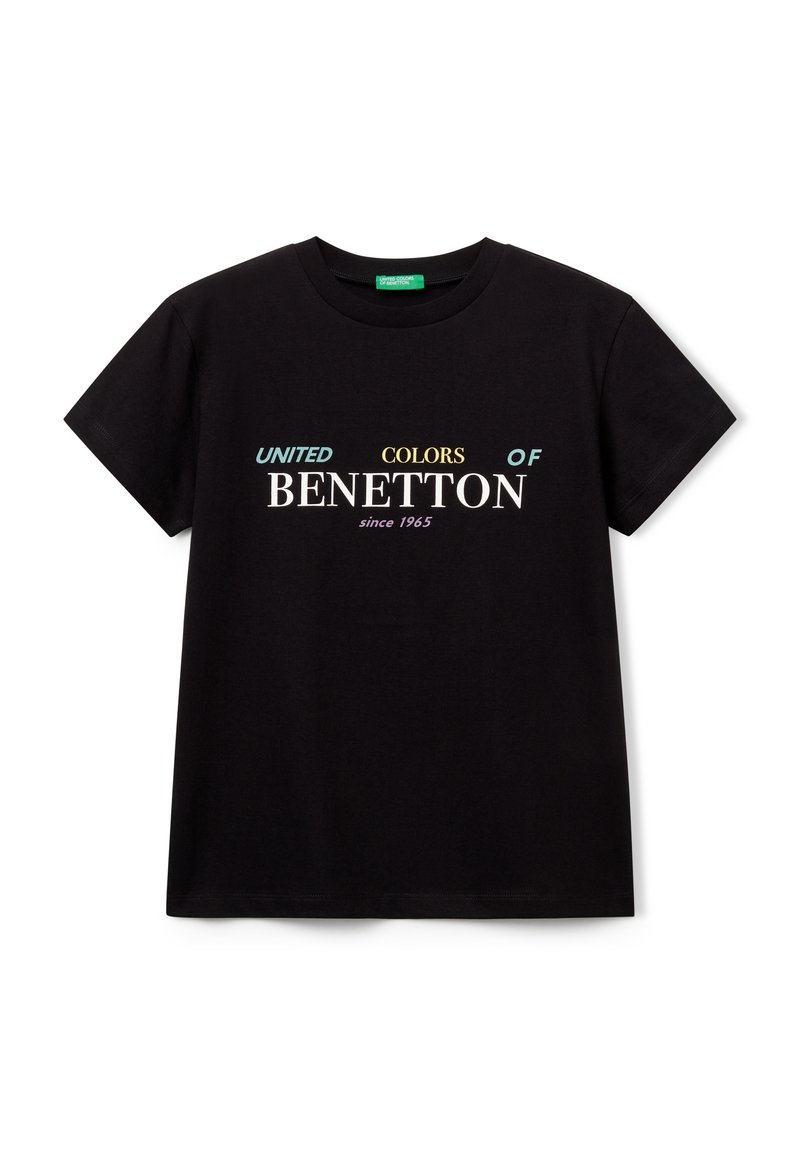 Czarny bawełniany T-shirt z krótkim rękawem, z napisem "UNITED COLORS OF BENETTON since 1965" w różnych kolorach na przodzie.