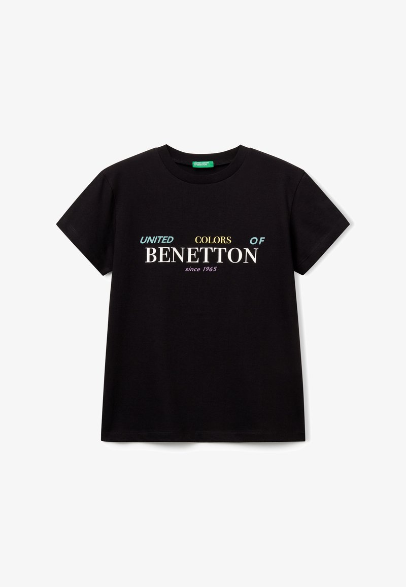 Czarny bawełniany T-shirt z krótkim rękawem, z napisem "UNITED COLORS OF BENETTON since 1965" w różnych kolorach na przodzie.