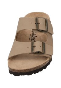 Sandaia beige de punta abierta con dos correas ajustables y hebillas de bronce, plantillas de corcho, superficie interior texturizada y suela de goma oscura.