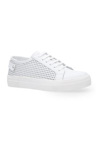Białe sneakersy z perforowanym wzorem po boku, płaskimi sznurówkami i teksturowaną gumową podeszwą. Z delikatnym logo na pięcie.