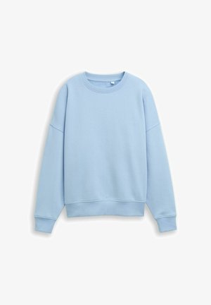Lichtblauwe sweatshirt met lange mouwen en een ronde hals, met geribde boorden en zoom, plat liggend tegen een witte achtergrond.