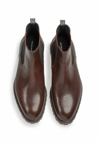Botas Chelsea de cuero marrón con un acabado texturizado, paneles laterales elásticos y una pestaña para tirar. Cuenta con una punta redondeada y una suela resistente.